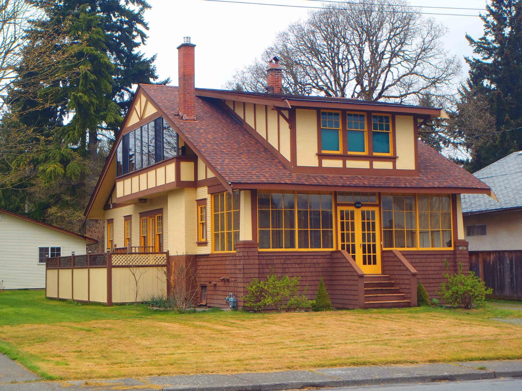 1087 Islay Street was built in 1920 by owner Charles W. O'Neill. It is a good example the Arts & Crafts style