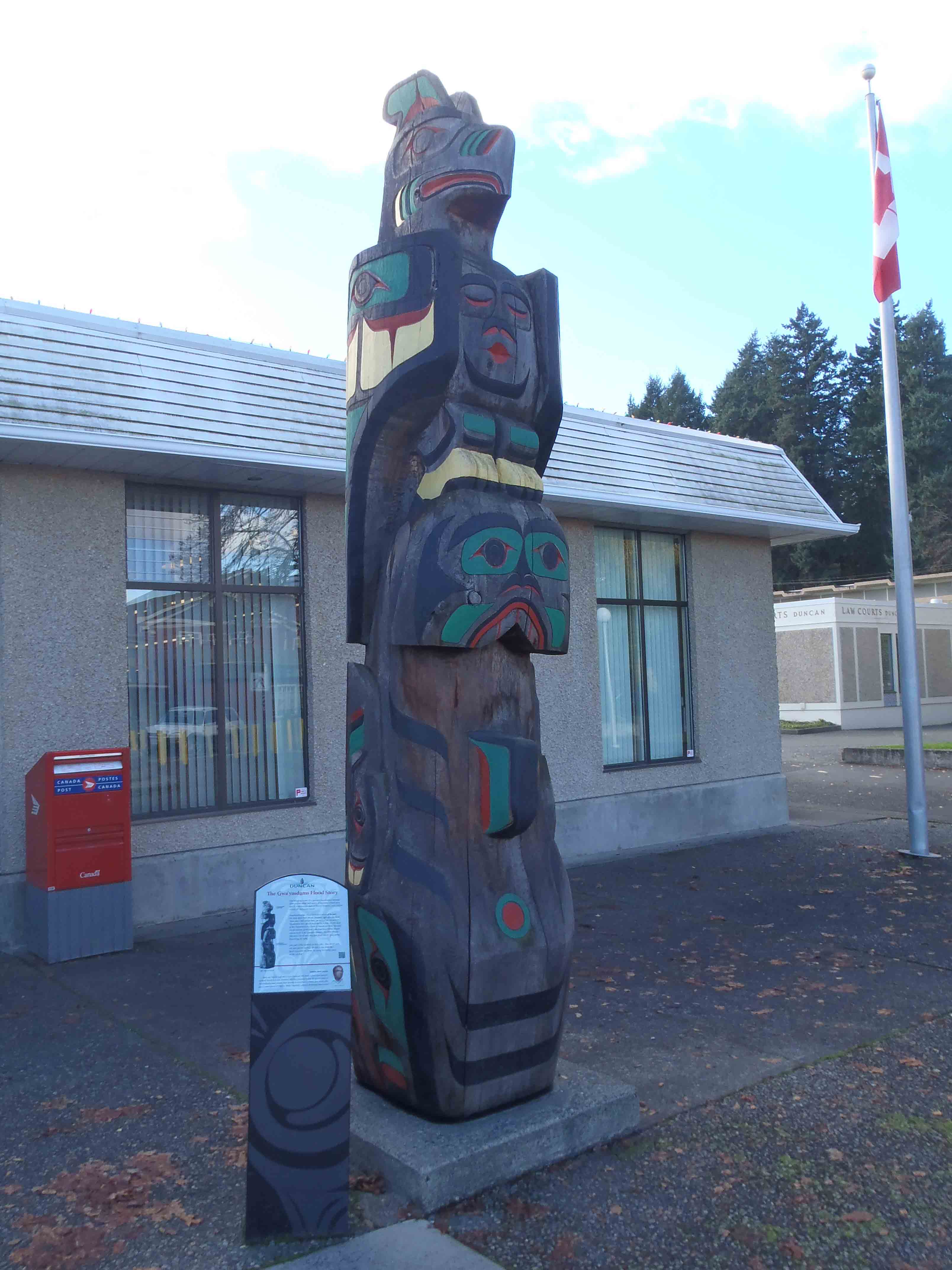 Gwa'yasdams Flood Story totem pole, Duncan, B.C.