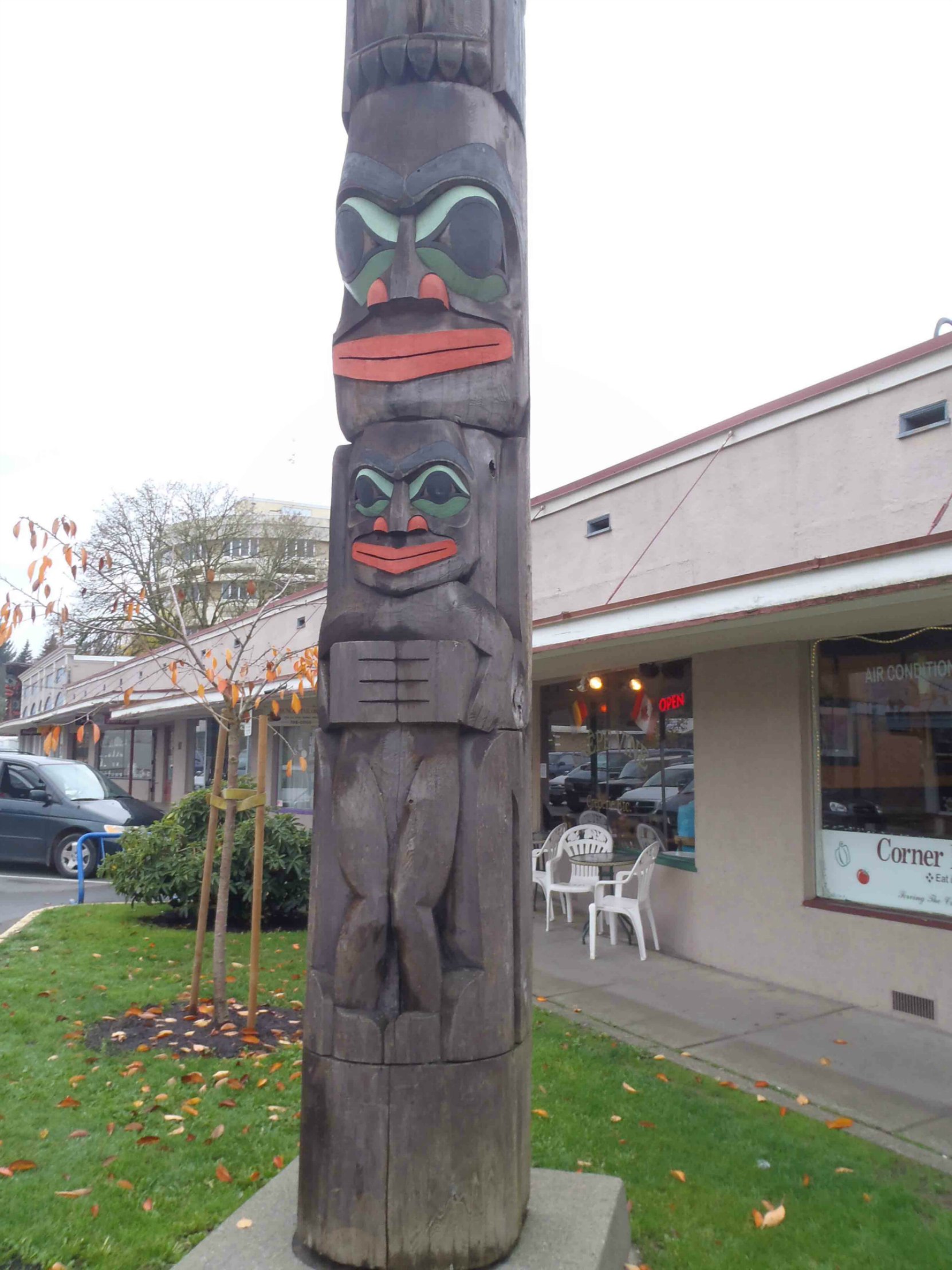 The Family, totem pole, Kenneth Street at Jubilee Street, Duncan, B.C.
