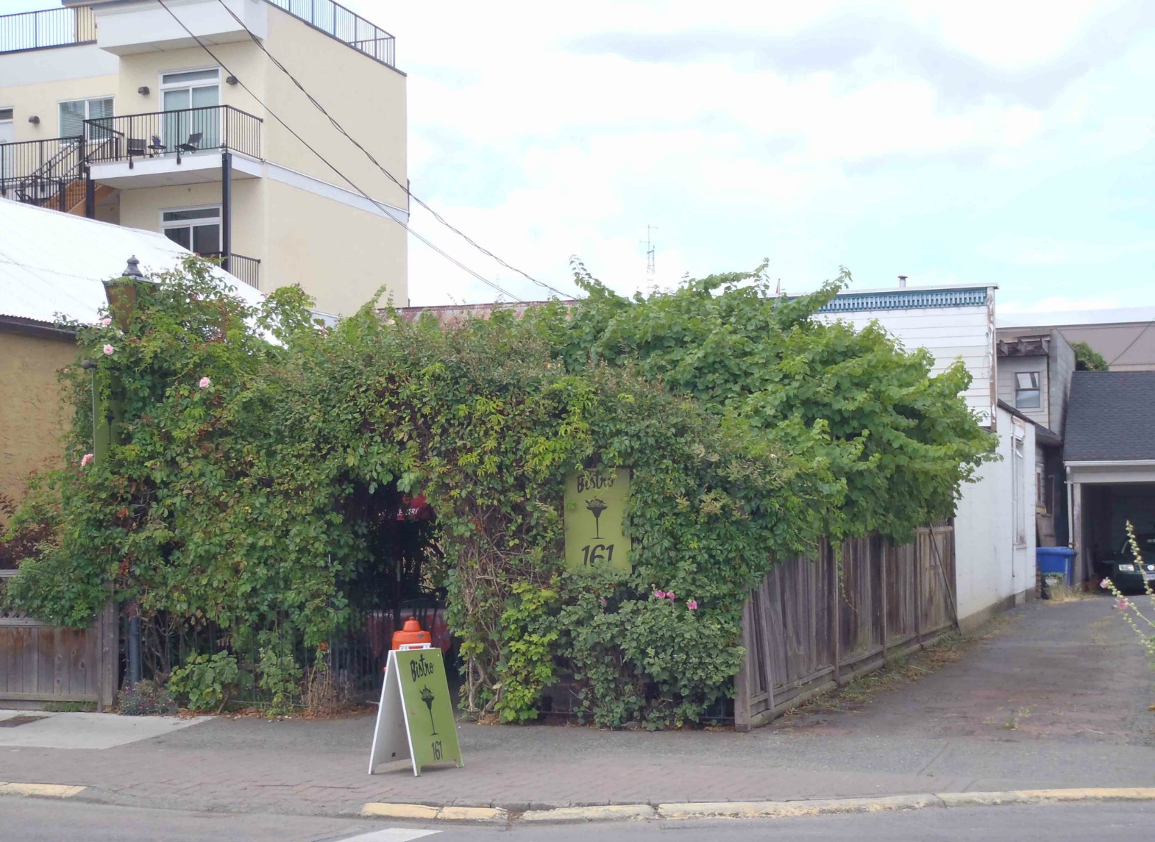 161 Kenneth Street has been a restaurant for many years. It was Claude Green's paint contracting business in the 1930s and 1940s.
