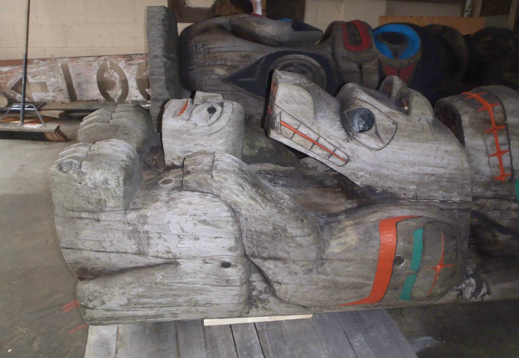 Pole of Wealth, Bear figure, during restoration, 2016