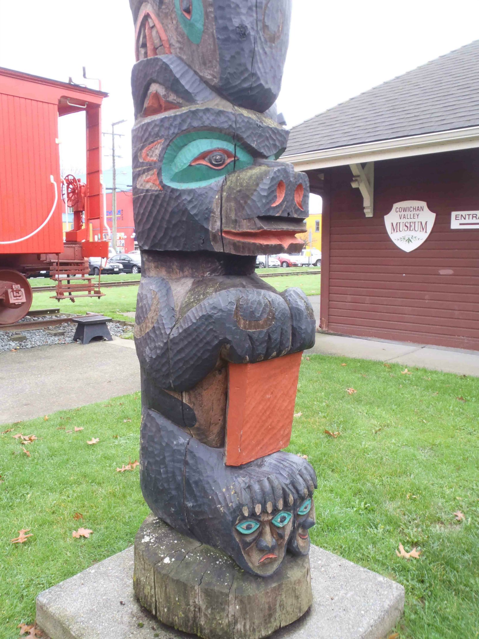 The Pole of Wealth, Bear figure, Canada Avenue, Duncan