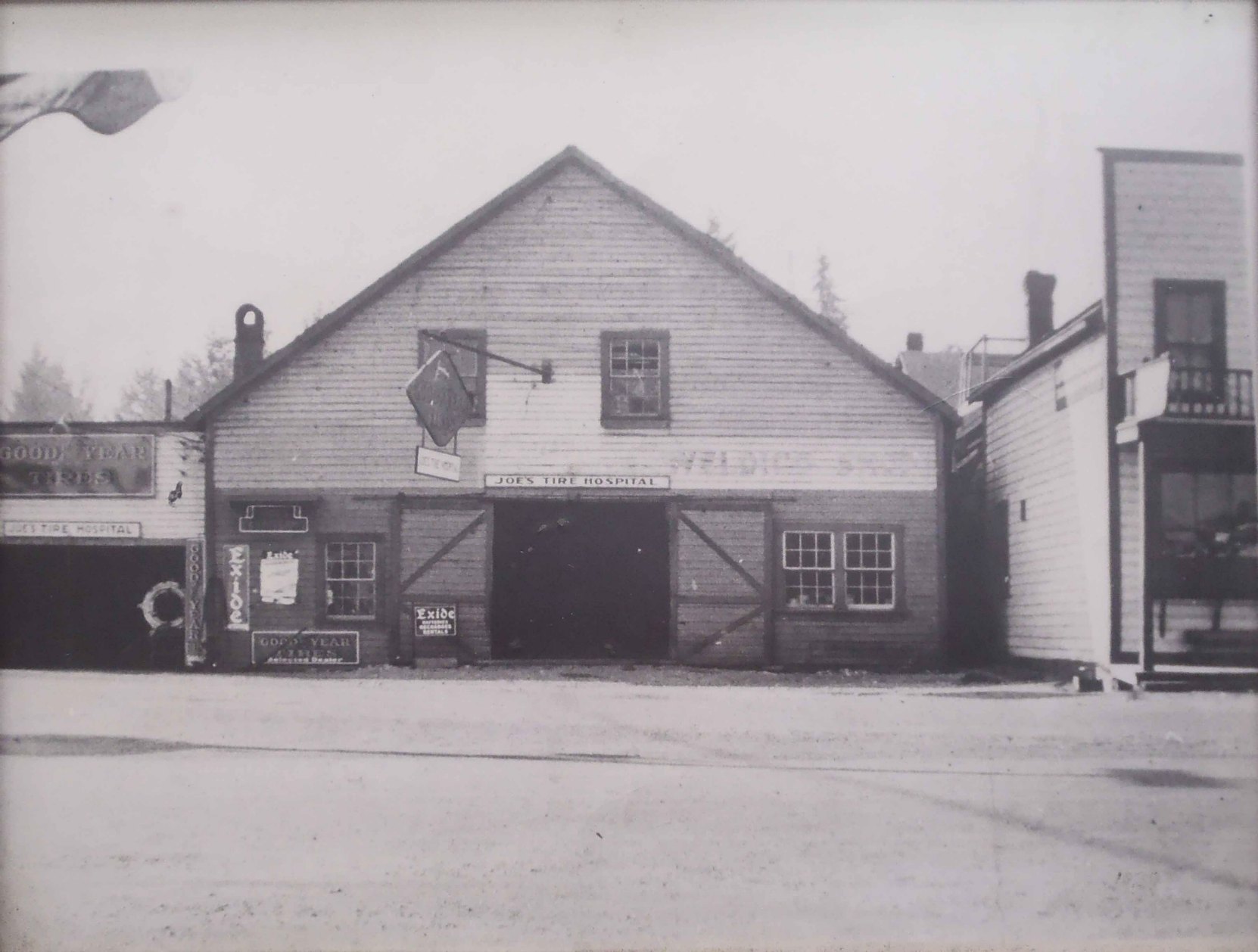 Joe's Tire Hospital, circa 1930. The present Joe's Tire Hospital is on the site of the building on the left. The building in the middle of this photo was demolished in 1940.